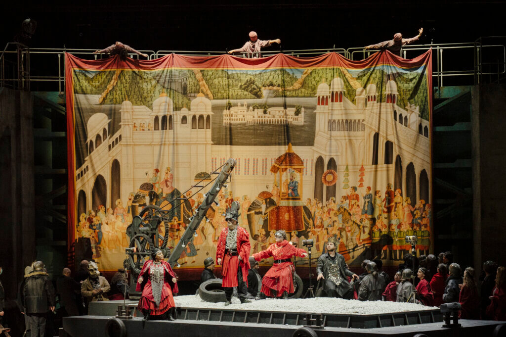 Man sieht die Bühne mit dem ganzen Ensemble