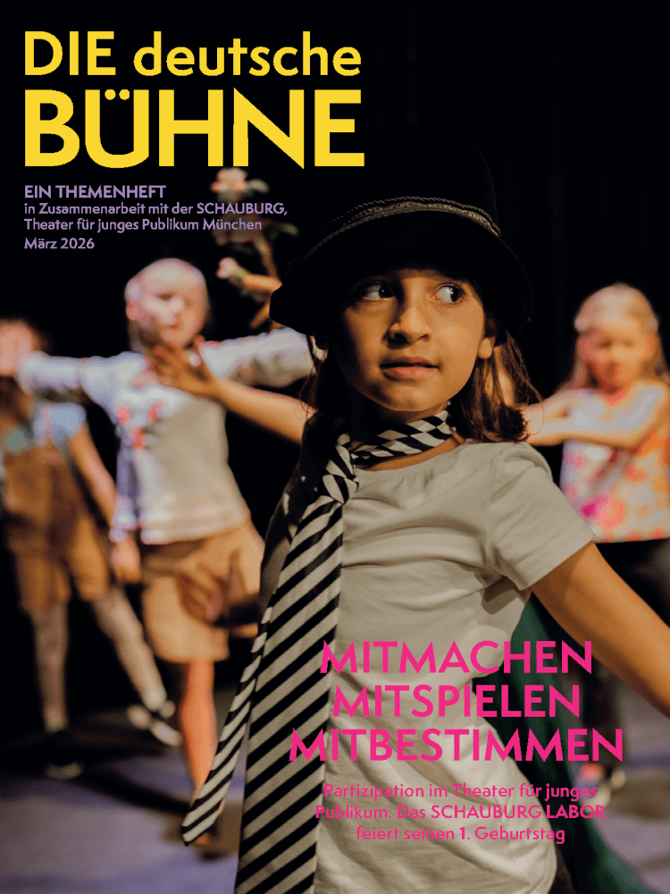 Kinder bewegen sich auf der Bühne im Theater