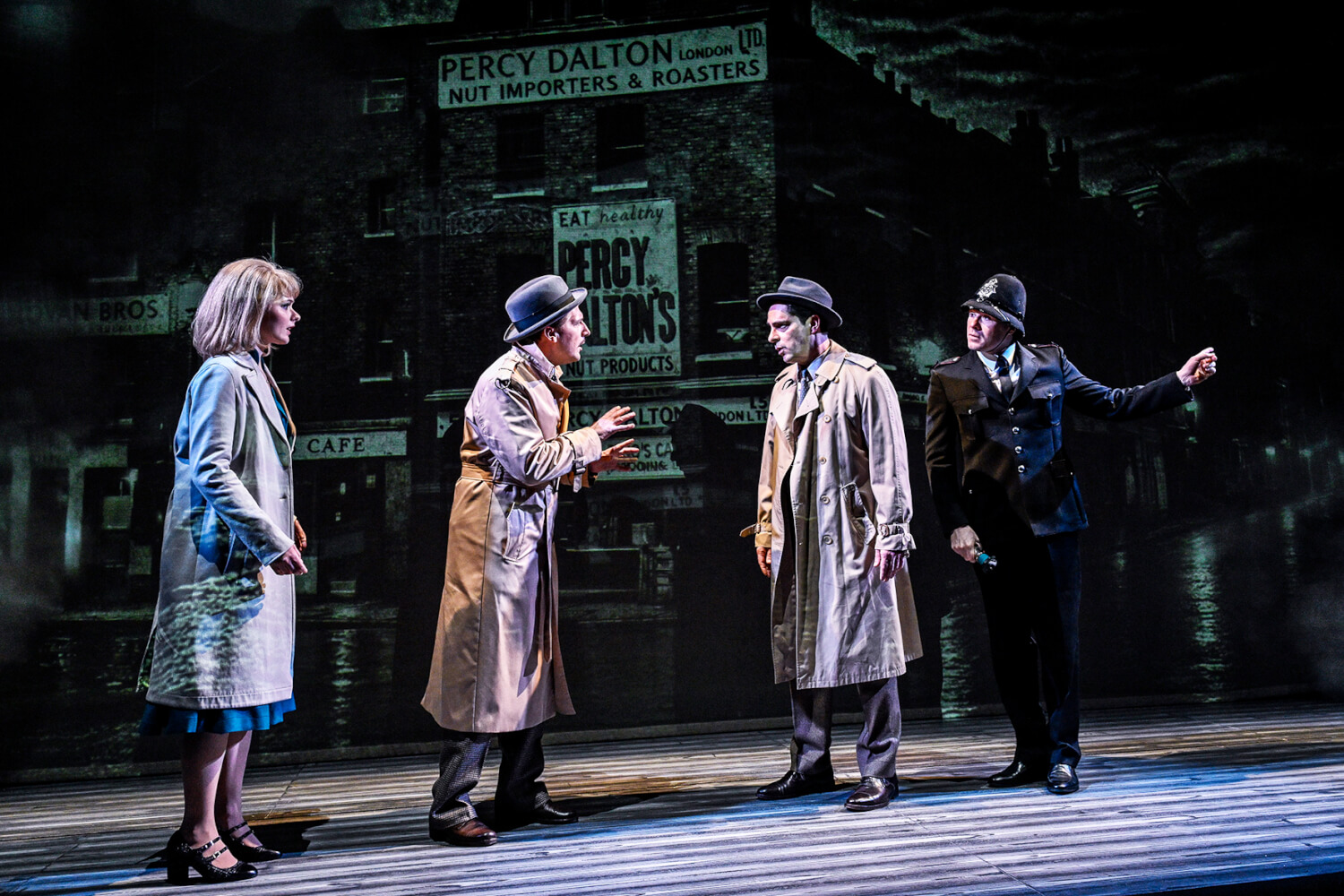 (v. l.) Hannah Sophie Schad, Paul Schaeffer, Jörg Pauly und Stefan Müller-Doriat stehen in einer Reihe, einander zugewandt und diskutieren.