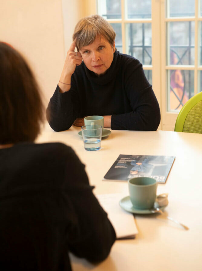 Jenny Erpenbeck von vorn und Ulrike Kolter von hinten.