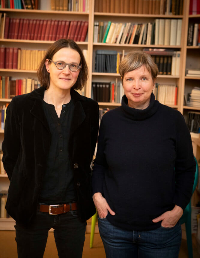 Ulrike Kolter und Jenny Erpenbeck stehen nebeneinander
