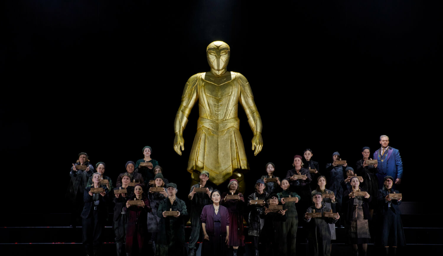 Chor mit Anna Sohn (Mitte) und Artyom Wasnetsov (rechts)