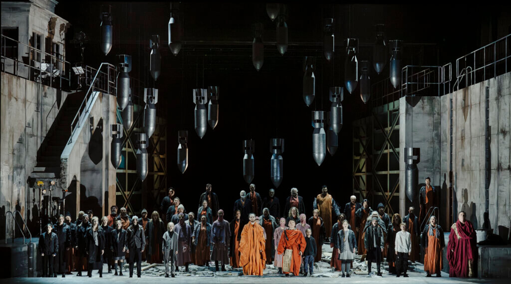 Am Ende fallen Bomben auf alle Mitwirkenden des Schauspiels um Buddha.