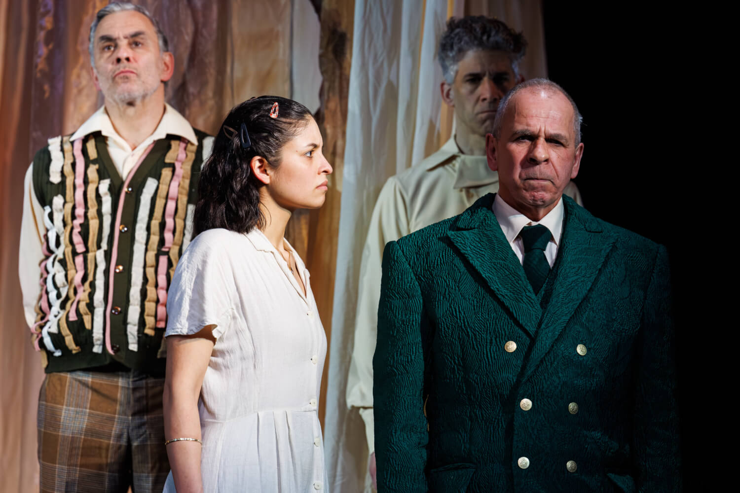 Gotthard Hauschild (Francois Rosbourg), Manuel Klein (Jacques van der Welde) und Martin Schwartengräber (Louis d'Avesnes) stehen mit unbewegter Mine nach vorne ausgerichtet auf der Bühne. In ihrer Mitte steht Camila Cordero (Clarice), die Gotthard Hausschild entrüstet anschaut.