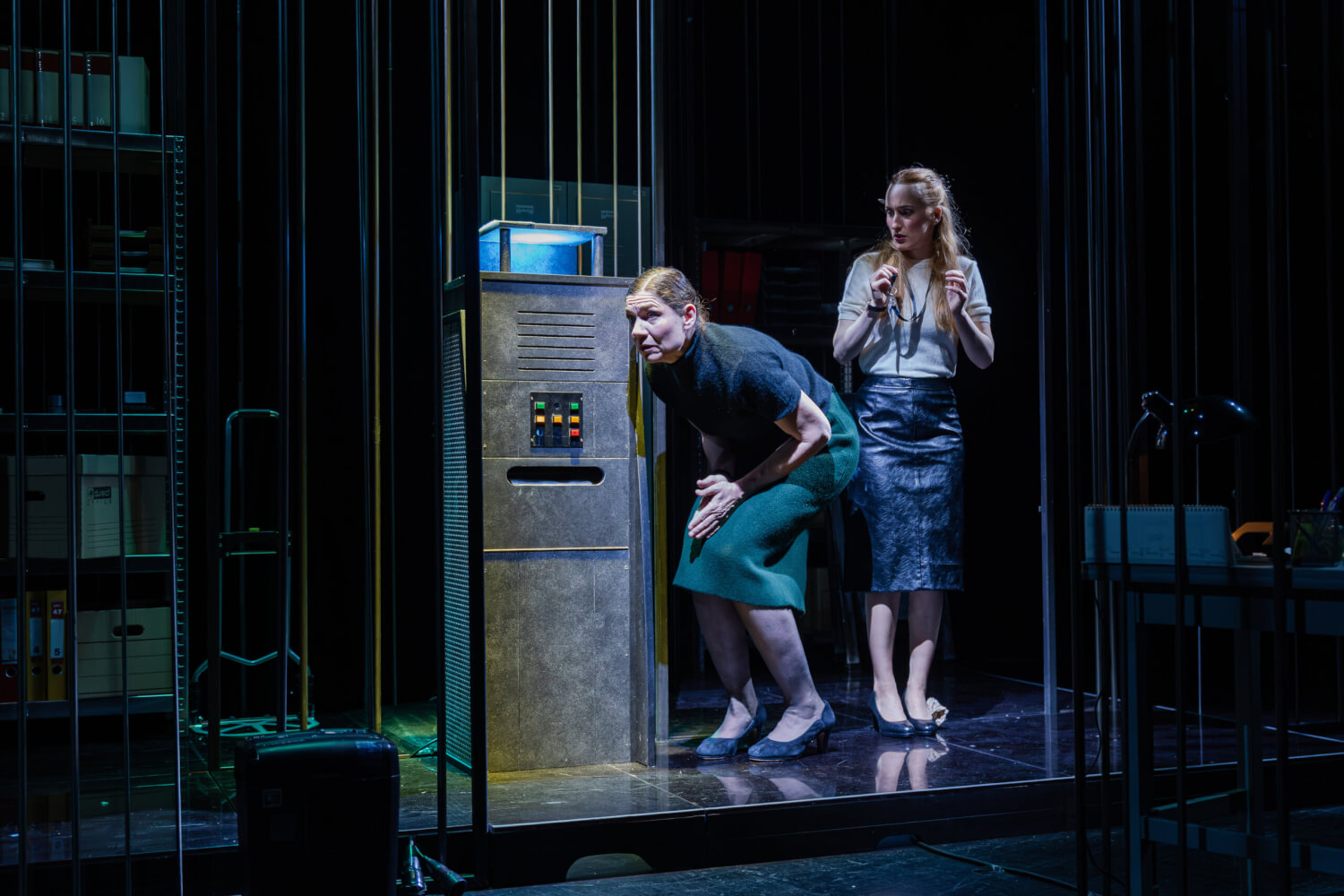 Aufführungsfoto von „Inventur“ von Philipp Löhle am Theater Regensburg. Zwei Frauen stehen besorgt an einem Apparat.