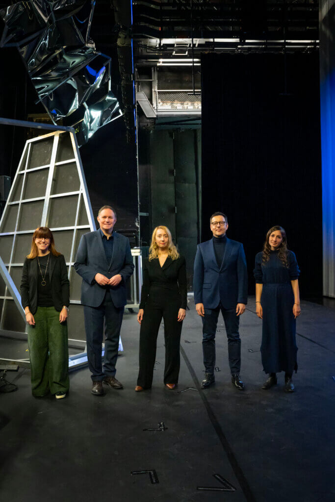 Zu sehen sind Dr. Julia Reuschenbach, Dr. Carsten Brosda, Dr. Melanie Amann, Dr. Ulrich Kühn (Moderation NDR Kultur) und Gilda Sahebi.