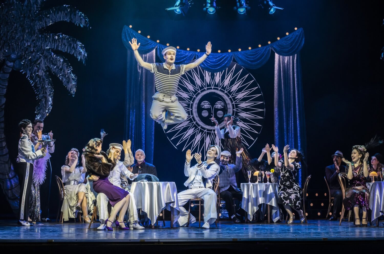 Ensemblebild mit Julius Störmer (Chip) in der Luft