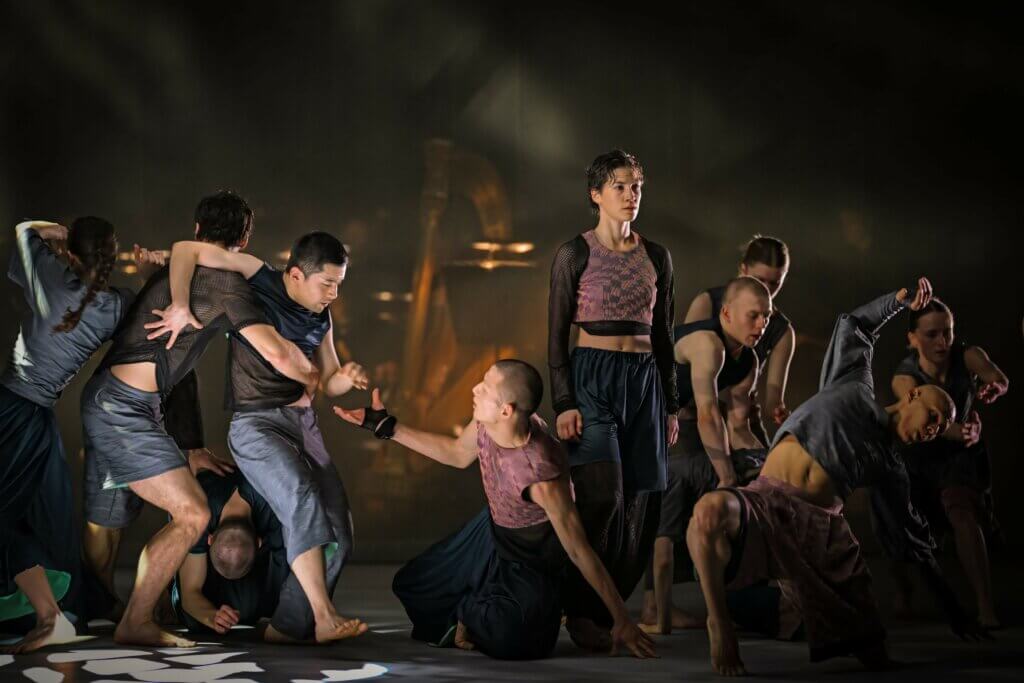 Zu sehen ist das Ensemble des Hessischen Staatsballetts.