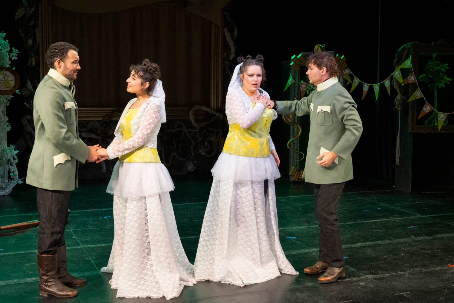 Man sieht je zweimal Max und Agathe