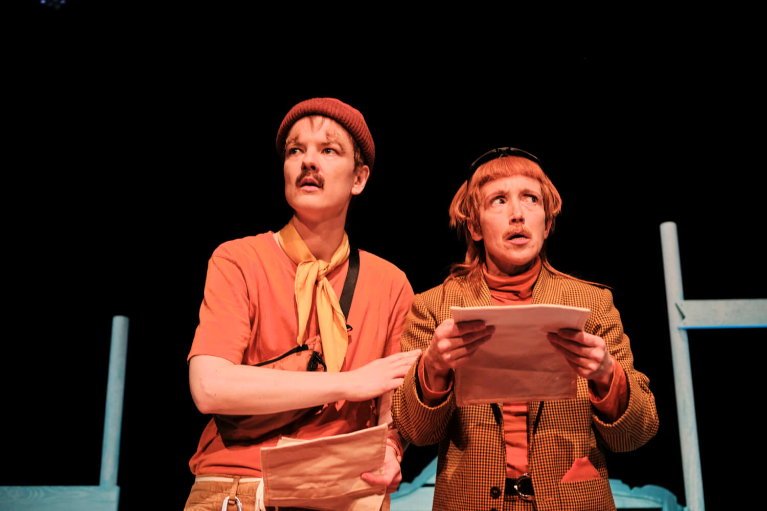 Sylvana Schneider und Jana Alex Rödiger stehen nebeneinander und schauen ratlos in den Bühnenraum.