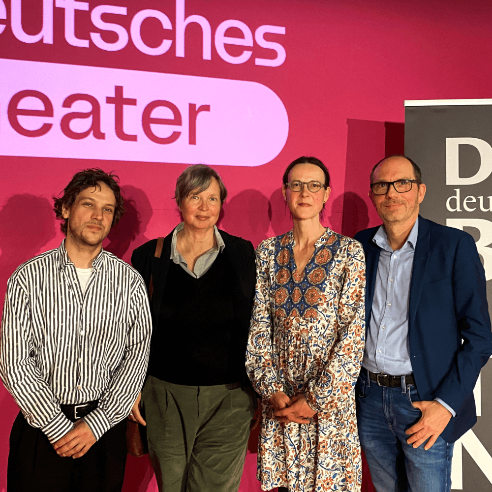 Zu sehen sind Johann Otten, Jenny Erpenbeck, Ulrike Kolter und Detlev Baur auf der Bühne im Rangfoyer des Deutschen Theaters in Berlin.