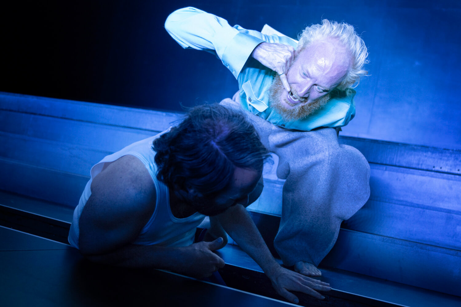 Aufführungsfoto von „Leben und Schicksal“ nach Wassili Grossman, in der Inszenierung von Johan Simons am Schauspielhaus Bochum. Ein Mann schreit einen anderen Mann an, der sich von ihm abwendet.