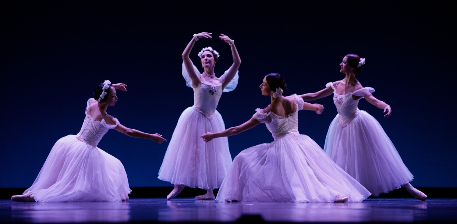 Das „Pas de quatre“ – mit Aya Okumura, Yolanda Correa, Sarah Hees-Hochster, Evelina Godunova (v. l. n. r.). Vier Tänzerinnen in weißen Hochzeitskleidern, die in Ballettposen stehen.