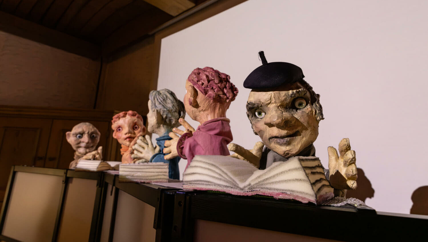 das Personal von „O I am slain" auf der Puppenbühne.