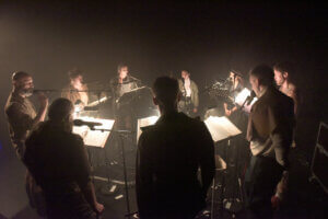 Das Ensemble bei der Live-Hörspiel-Produktion