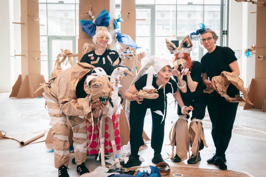 Paper Planet Menschen in Papier verkleidet in „Paper Planet"