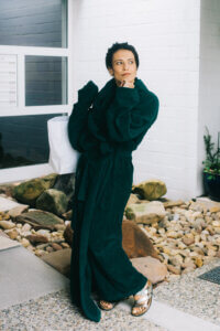 Gloria Rehm in einer langen schwarzen Robe.
