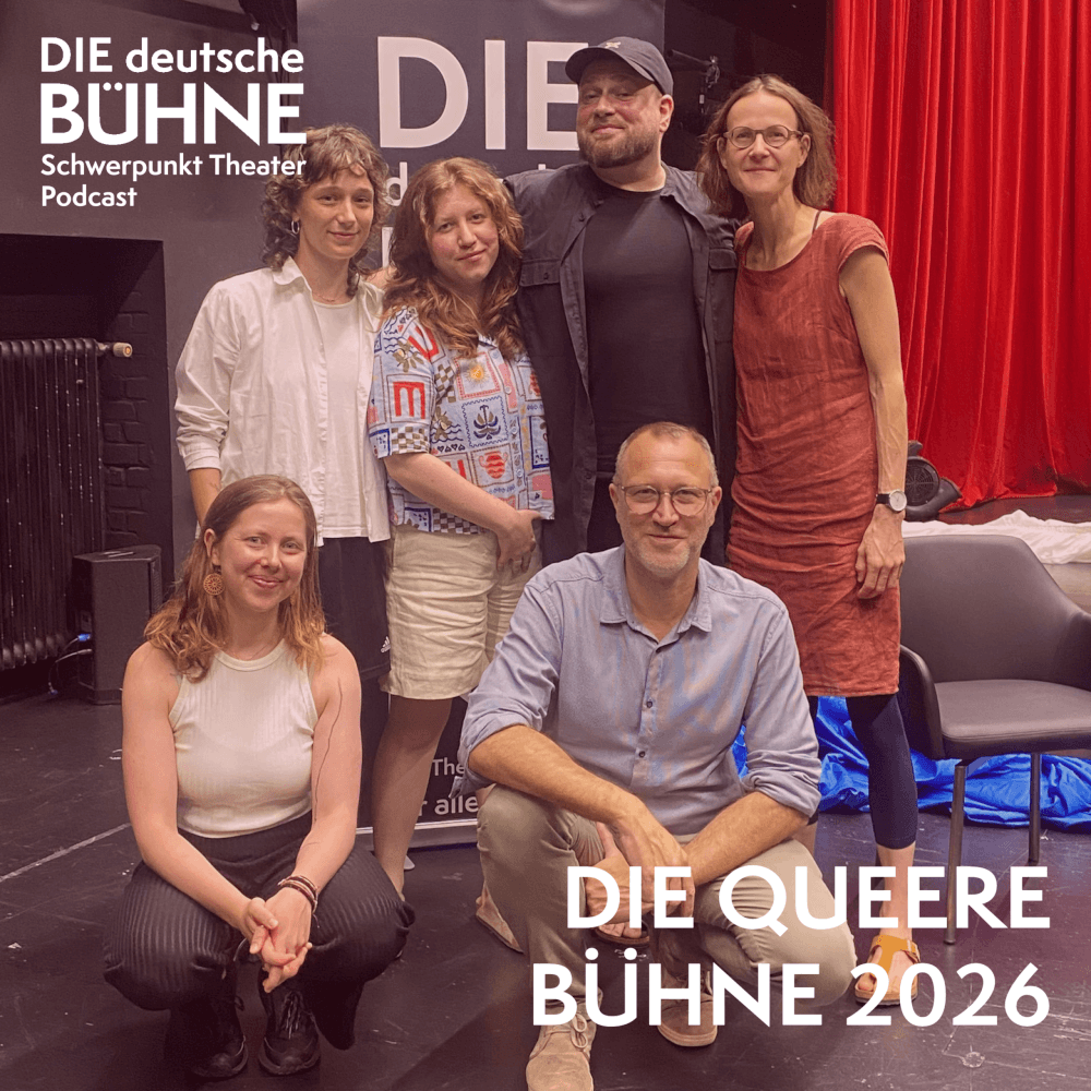 sechs Personen posieren für ein Foto, vier im Hintergrund, zwei im Vordergrund