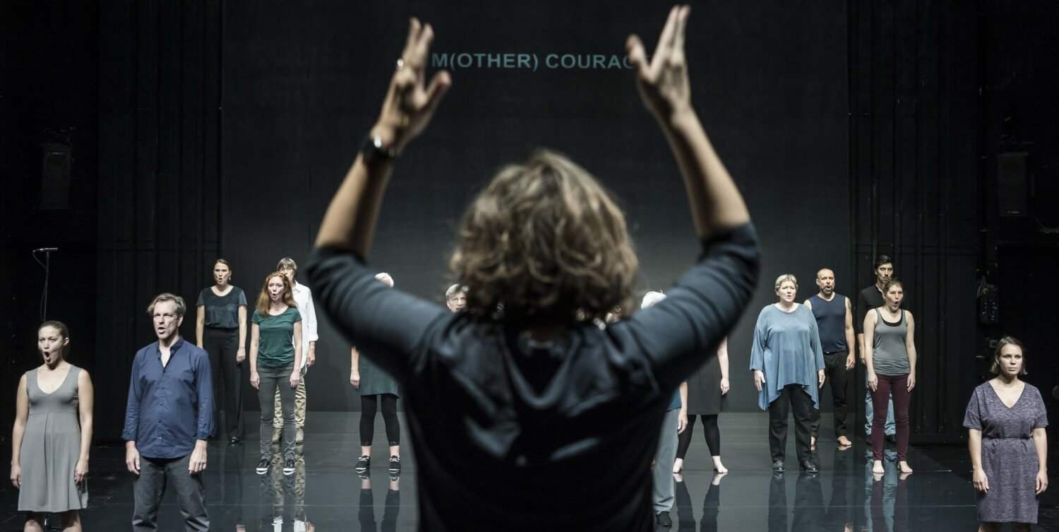 Marta Górnicka beim Dirigieren des Chors in „M(other) Courage“ am Staatstheater Braunschweig.