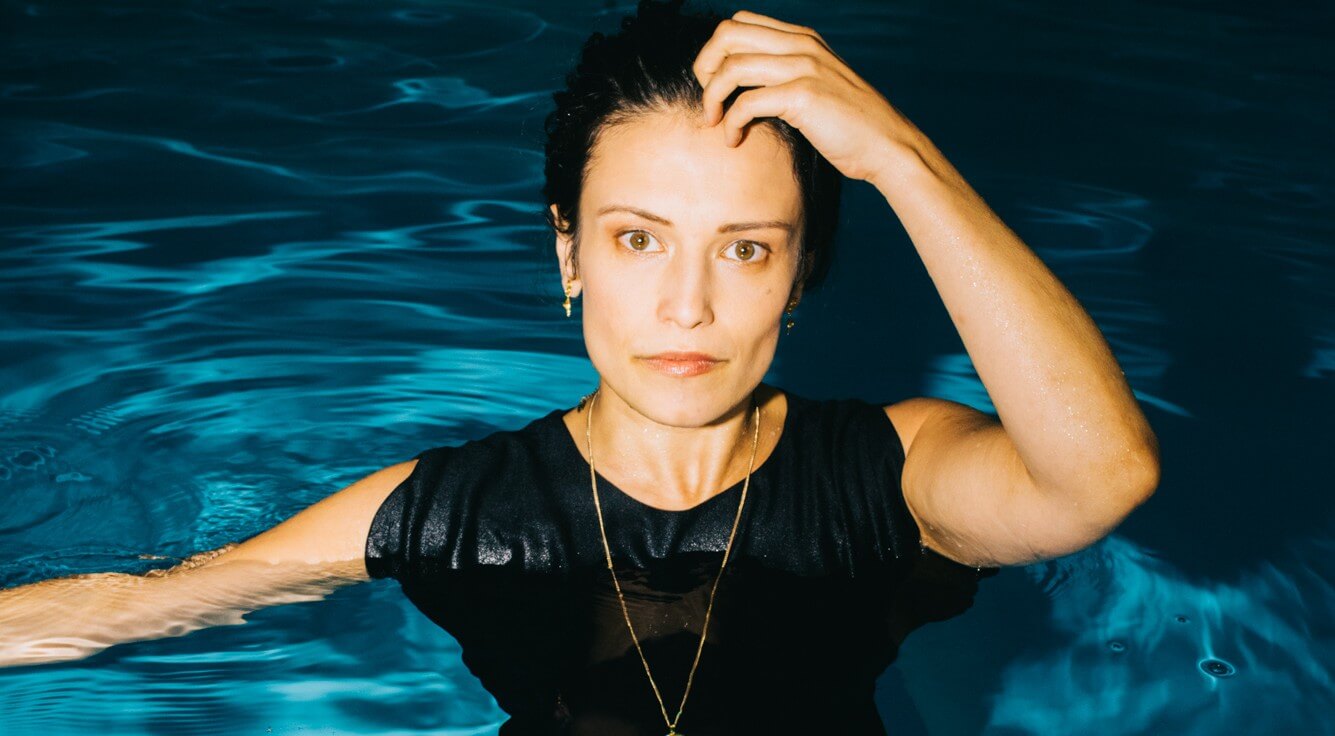 Die Sopranistin Gloria Rehm in einem Schwimmbecken.