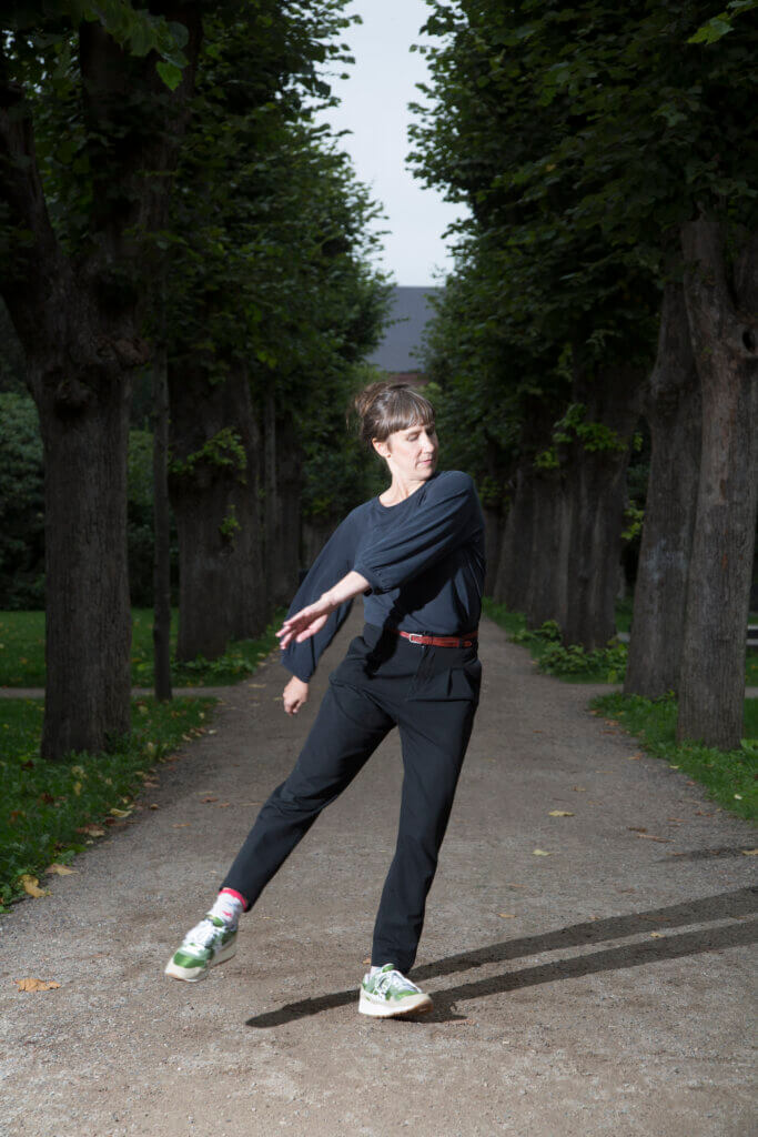 Die Choreografin Antje Pfundtner beim Covershooting in Hamburg, hier im Wohlers Park in Altona.