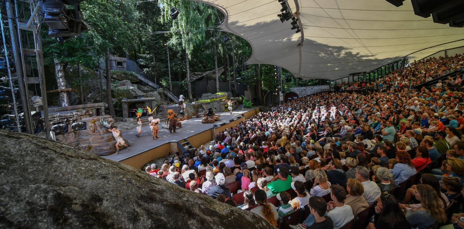 Bühne und Zuschauerraum der Luisenburg-Festspiele.