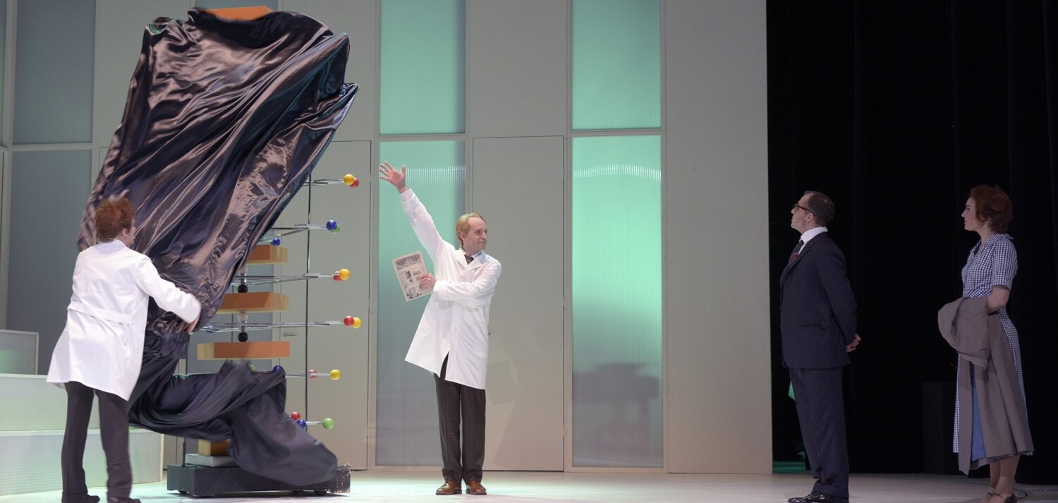 Szene aus dem Musical „Das Molekül“ 2017 am Theater Bielefeld. Ein Wissenschaftler präsentiert ein großes Modell einer Doppelhelix, das von seinem Kollegen enthüllt wird.