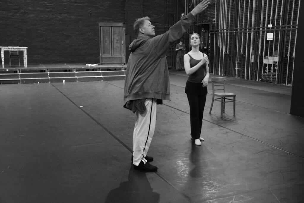 Proben im Ballettsaal mit Ralf Dörnen: Avah Painter.