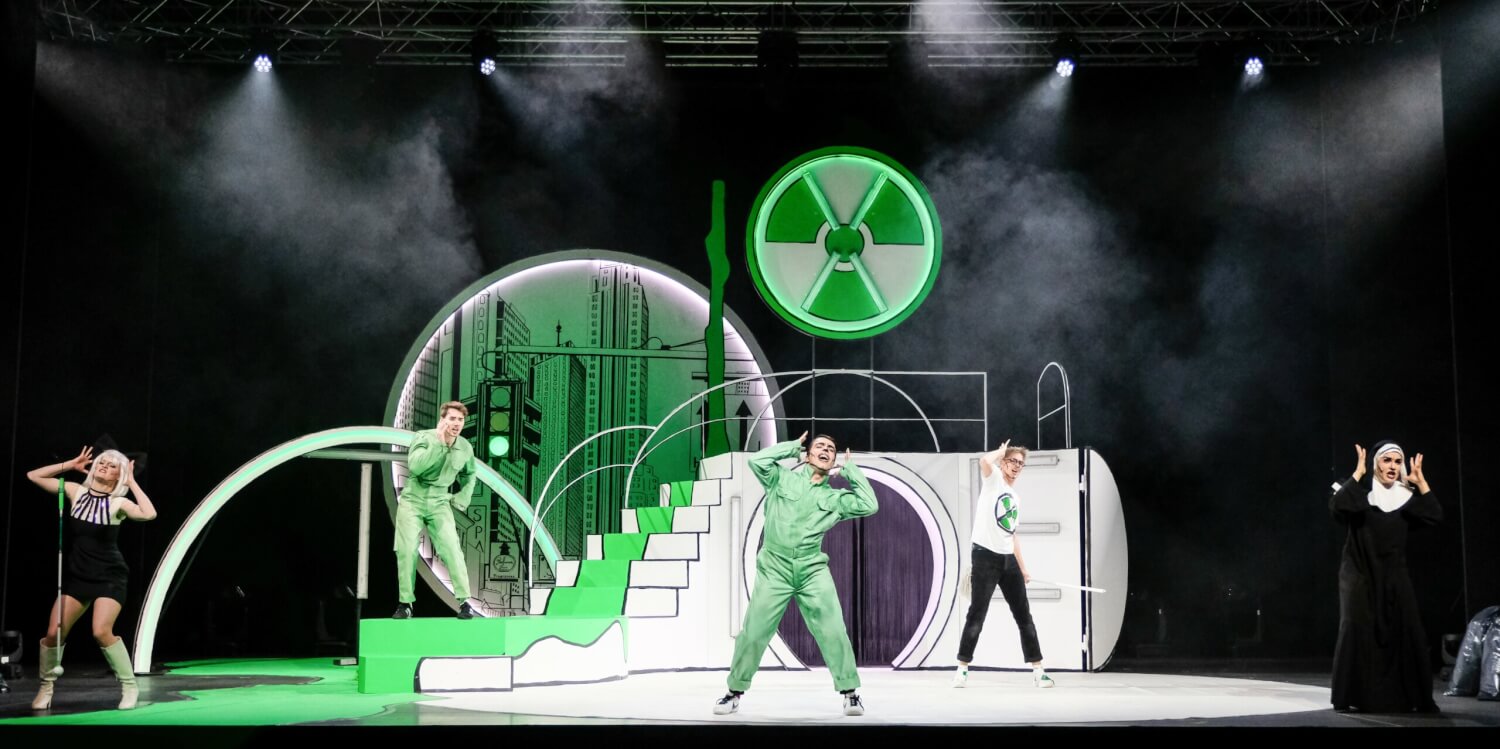 Szenenbild aus dem Musical „The Toxic Avenger“ am Theater für Niedersachsen.