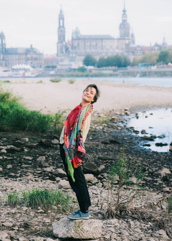 Karina Plachetka beim Titelshooting am Ufer der Elbe.