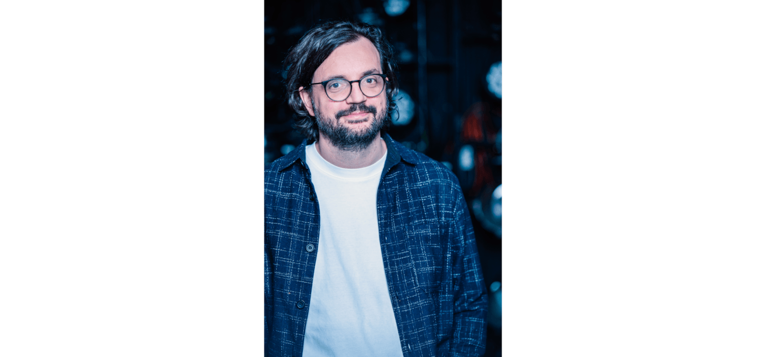 Porträt einer Person von vorne mit Brille