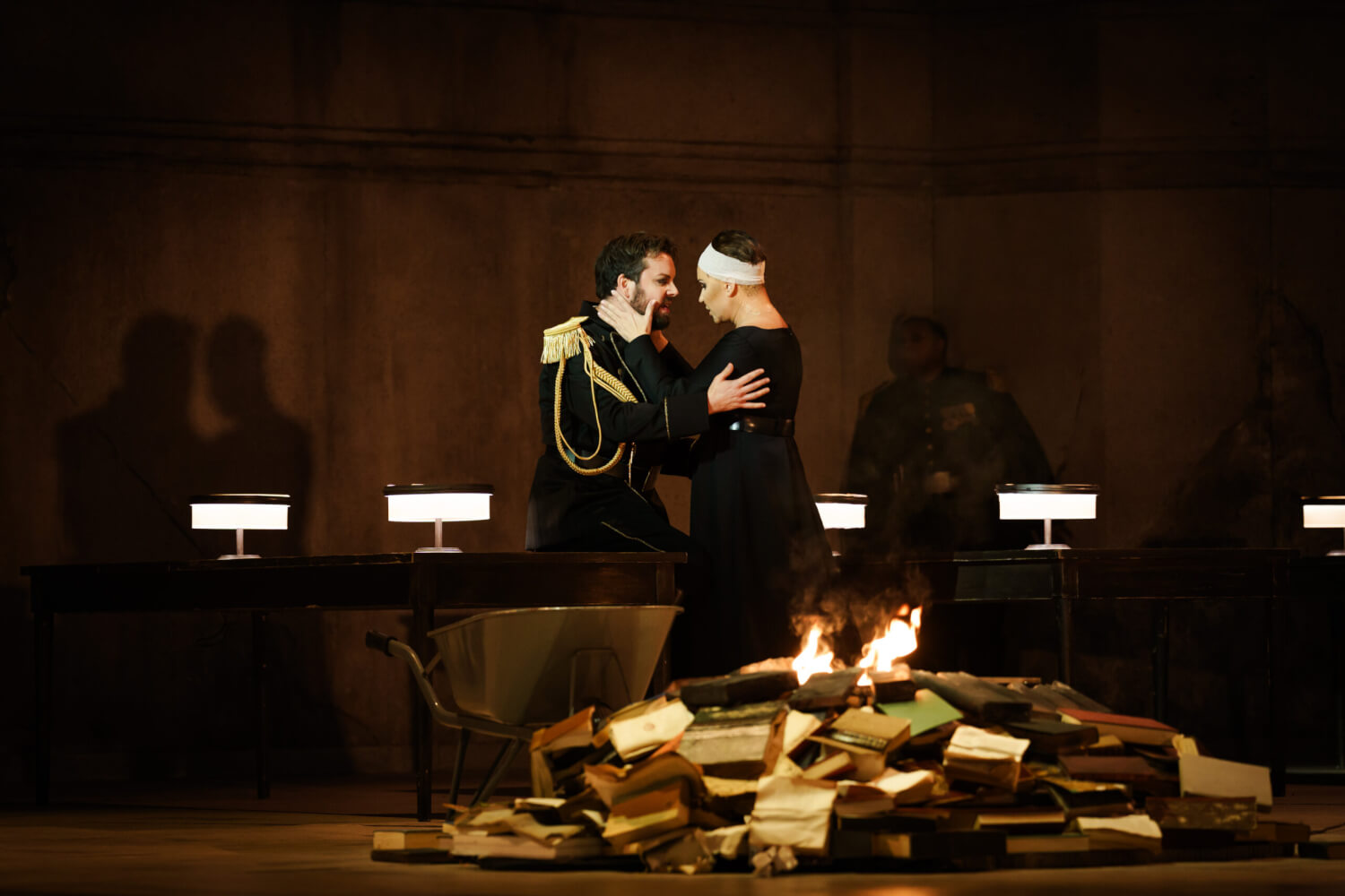 David Butt Philip (Licinius) und Sonya Yoncheva (Julia) halten sich in den Armen und schauen sich an.