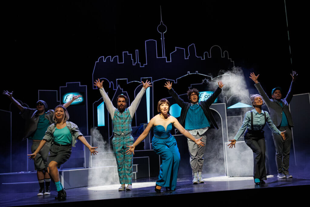 Aufführungsfoto von „Er ist wieder da“ von Jack Woodhead am Theater für Niedersachsen. Ensemble-Tanzszene.