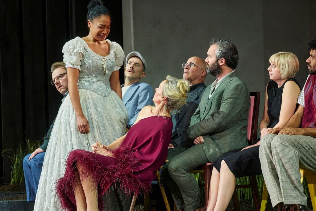 Das Ensemble des Düsseldorfer Schauspielhauses mit Selma Ahamefule (Nina) und Anna Schudt (Arkadina) in der Mitte