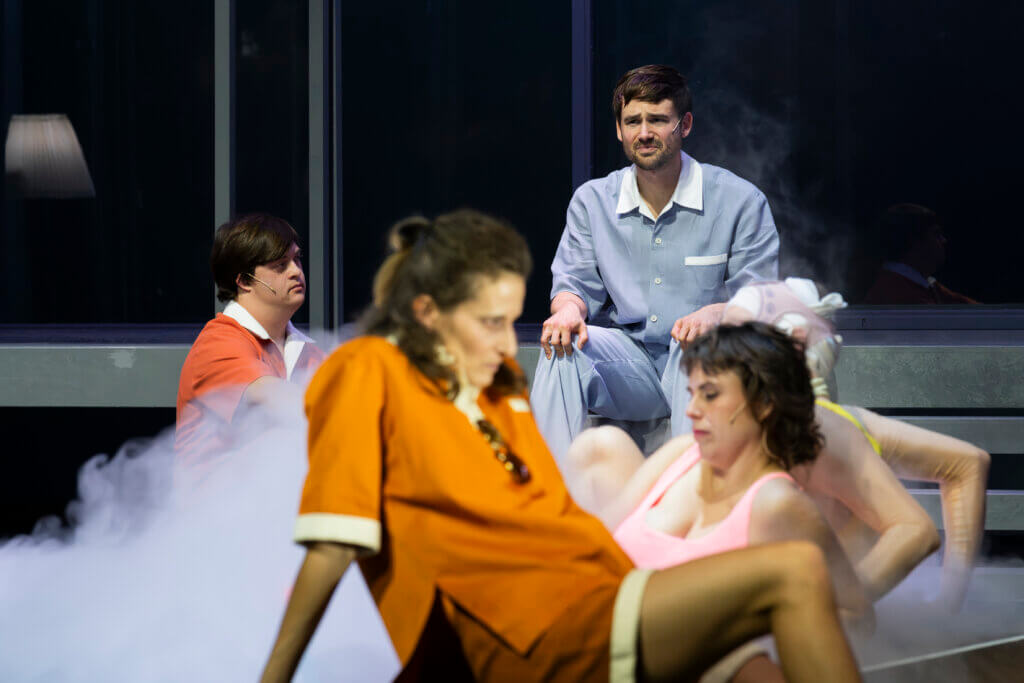 „Haus zur Sonne“ nach dem Roman von Thomas Melle am Schauspiel Hannover. Ein Mann sitzt im Hintergrund , davor halb liegend drei Personen.