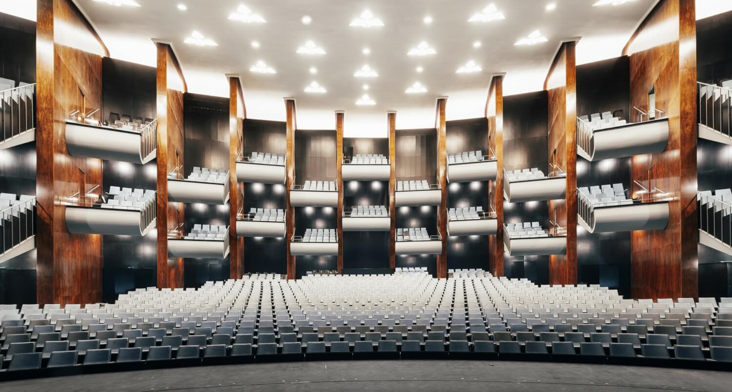 Blick von der Bühne in den Zuschauerraum der Oper Köln.