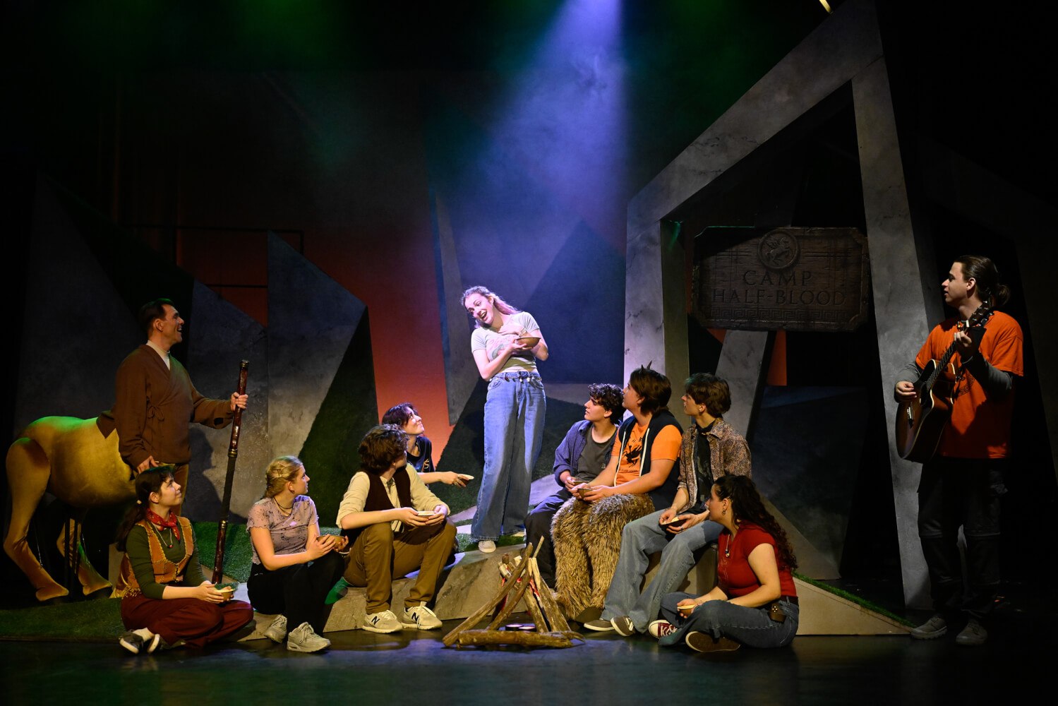 Am Lagerfeuer im Camp Half-Blood, Szene aus „Percy Jackxon" am JUngen Theater Bonn