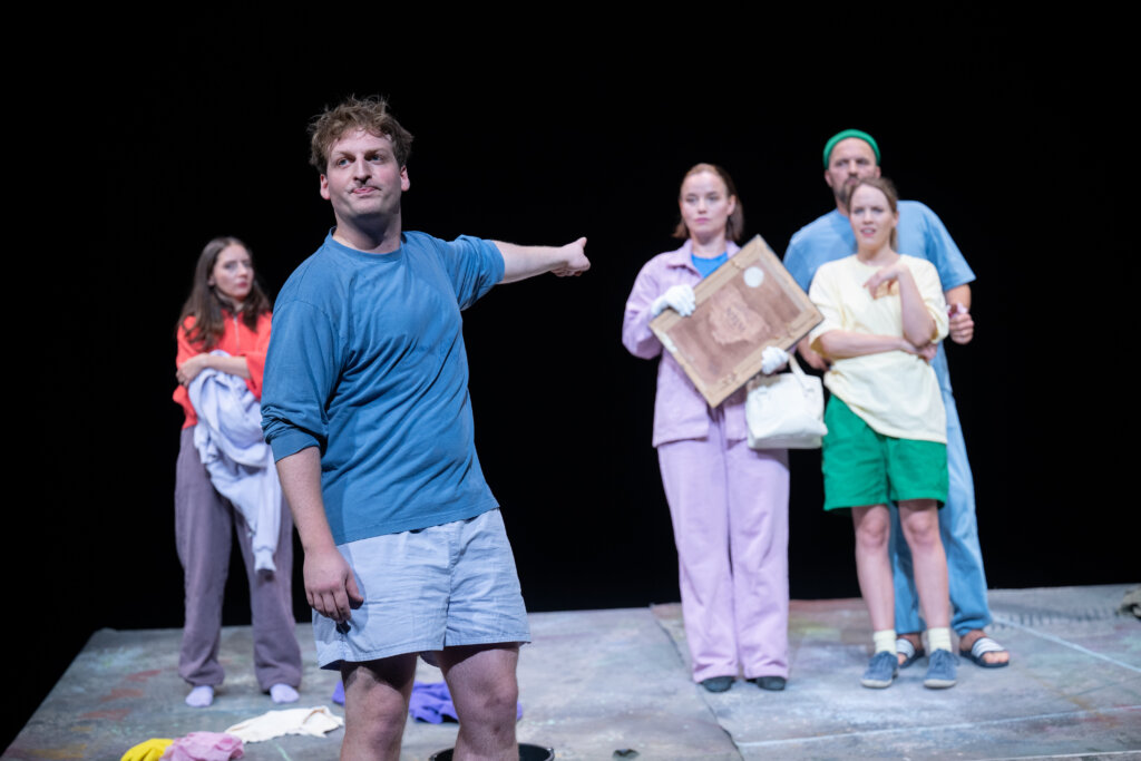 Philipp (Niklas Schmidt-Kosik) zeigt anklagend hinter sich auf Evamaria (Kristin Göpfert), Fabian (Moritz Brendel) und Nicola (Eva Dorlaß).