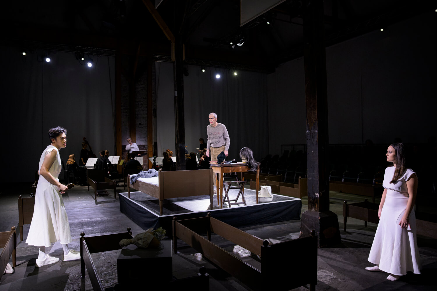 Wei-Chieh Tai (Usher), Ekkehard Abele (William) und Leonor Pereira Pinto (Madeline) in der Lokhalle Freiburg