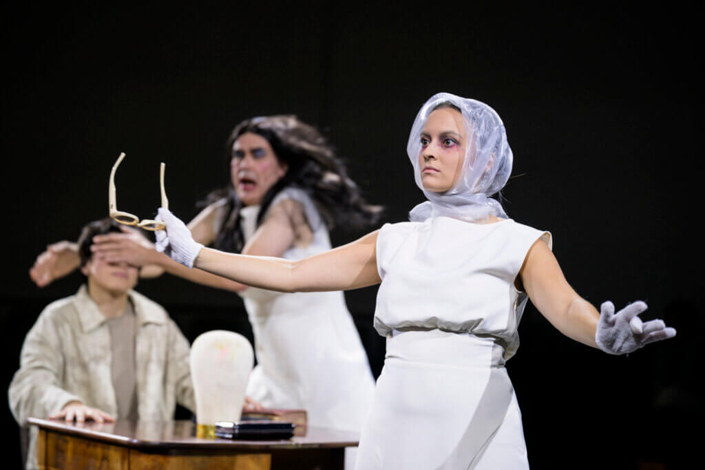 Madeline (Leonor Pereira Pinto) lebt wieder! Szene aus „The Fall of the House Usher“ in der Freiburger Lokhalle