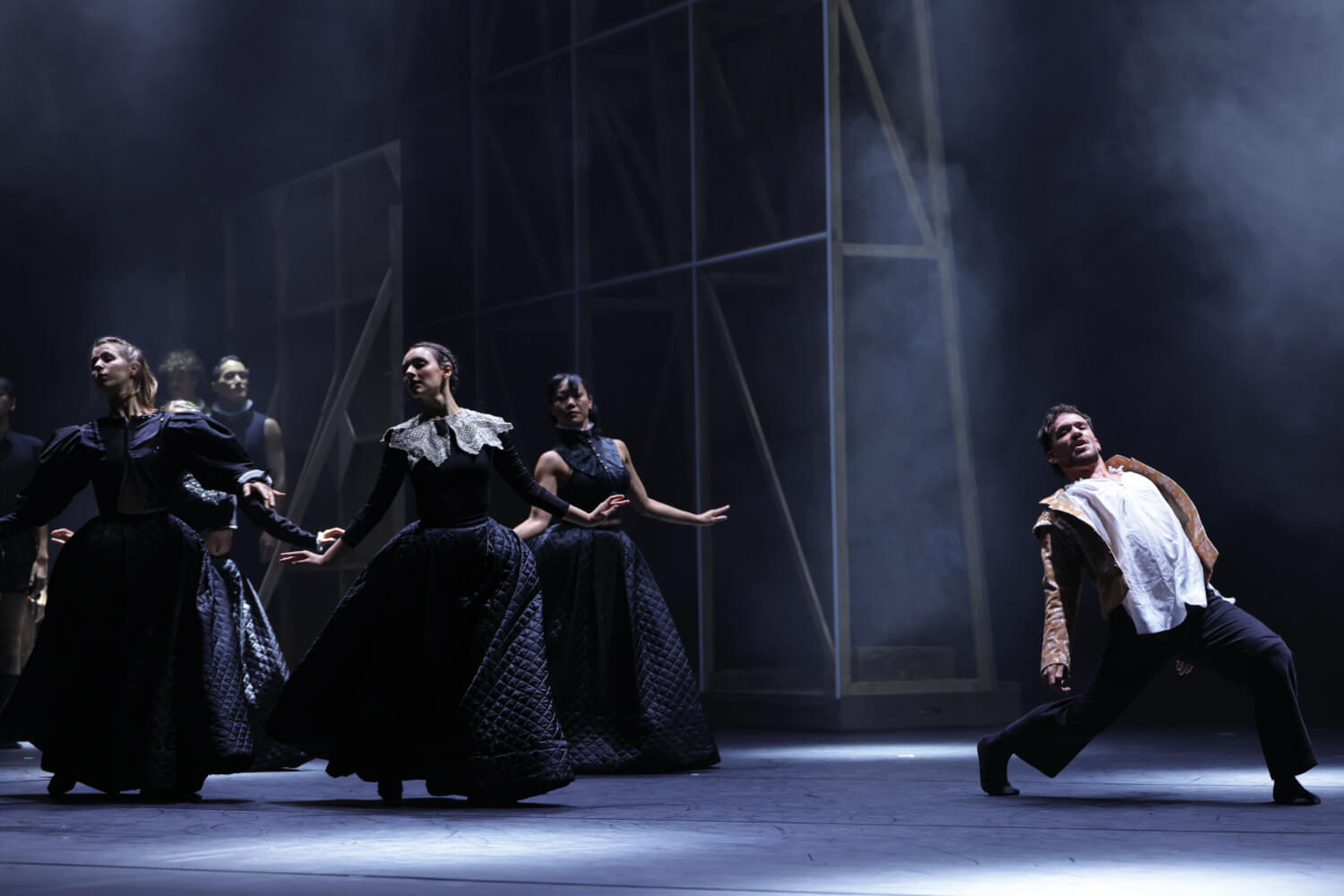 Ensembleszene aus „Orlando“ am Theater Heidelberg