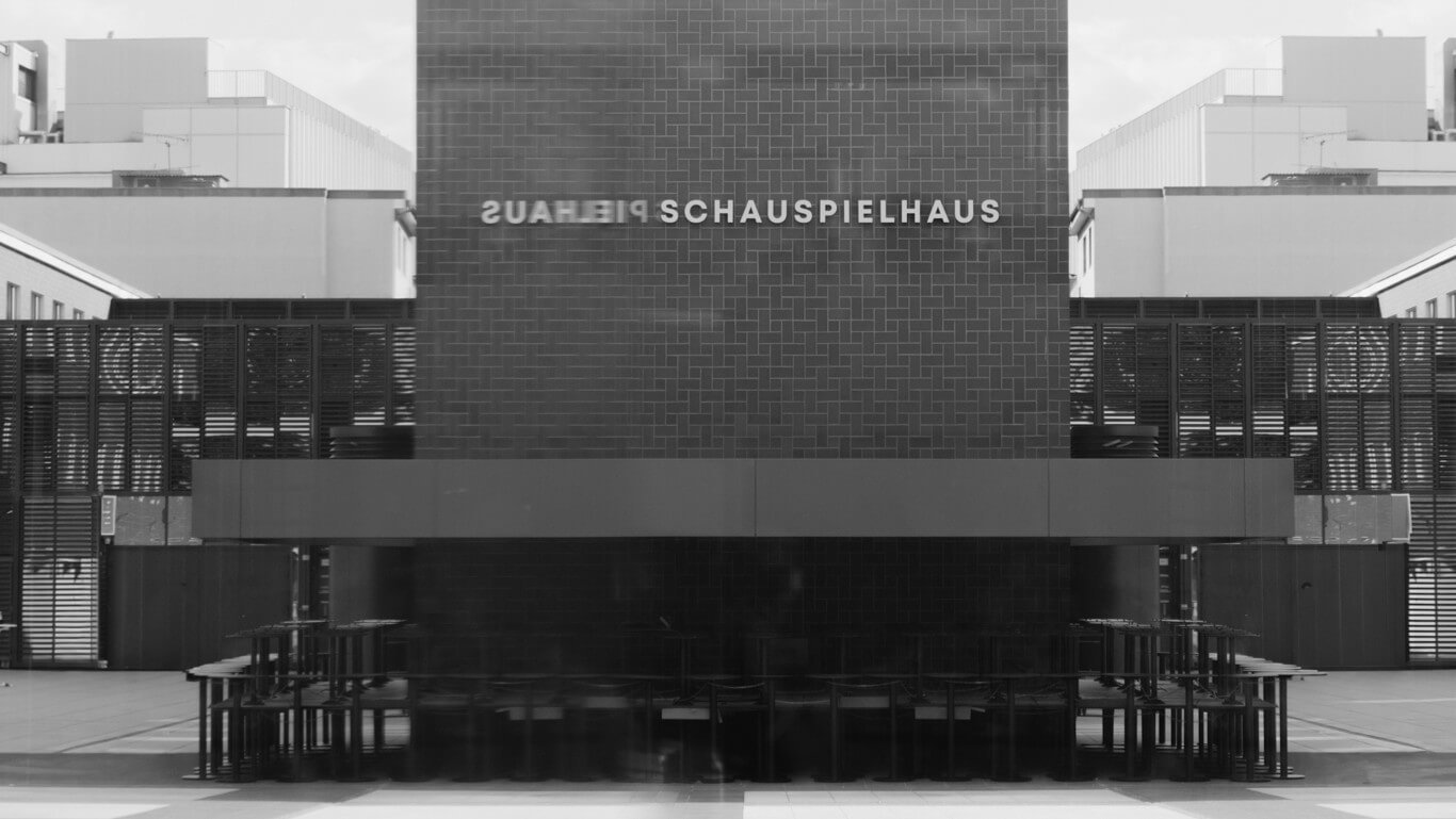 Schauspielhaus Köln in einer Schwarz-Weiß-Aufnahme.