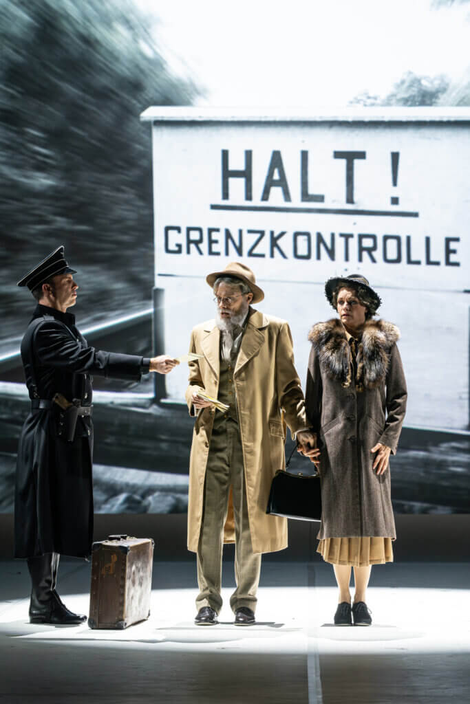 „Der Hase mit den Bernsteinaugen“ an der Oper Leipzig . Ein Gestapooffizier stoppt Viktor von Ephrussi und Emmy von Ephrussy für eine Ausweiskontrolle.